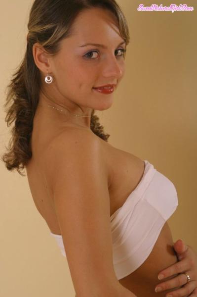 SWEET NATURAL GIRL CLEAVAGE